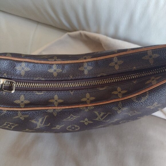 RARE Cute Authentic Louis Vuitton Crescent Bag๐น - Picture 8 of 13